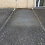 Place de parking à louer dans cour extérieure d’une résidence à SAINT GENES